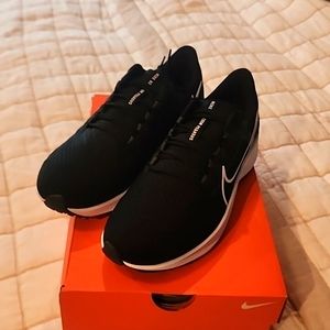 NIKE TENNIS SHOES